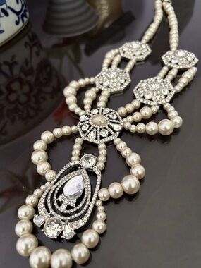 Stunning Faux Pearl and Crystal Statement Necklace!